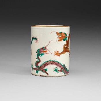 332. An enameled brushpot, Qing Dynasty, 19th Century.