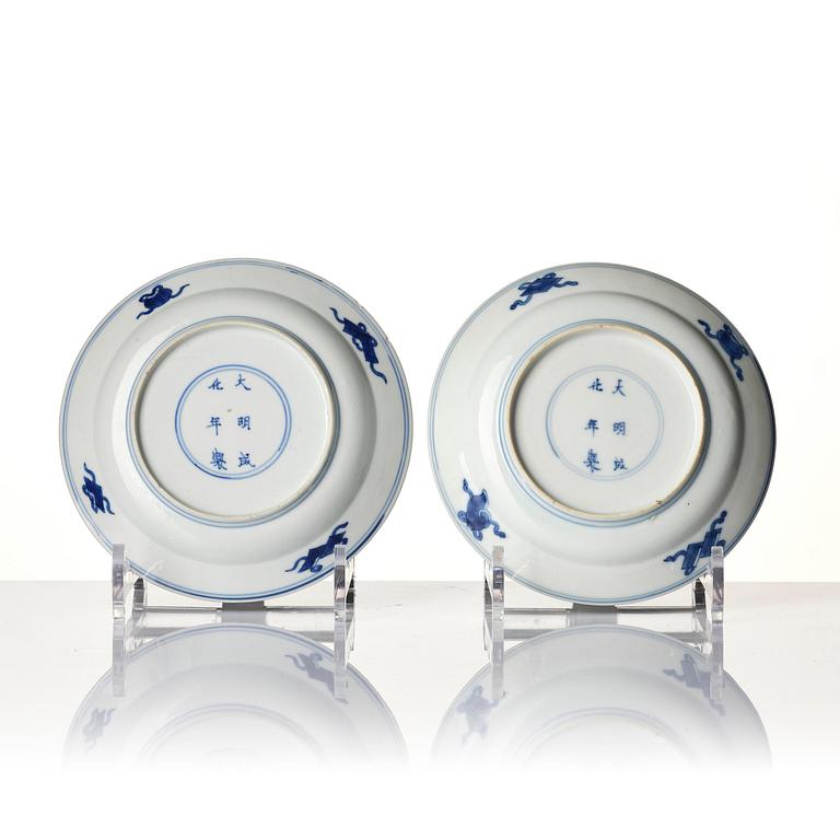 A pair of blue and white 'dragon' dishes, Qing dynasty, Kangxi (1662-1722).