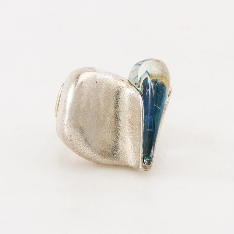 Björn Weckström, ring "Darinas tår", sterlingsilver och akryl. Lapponia 1970-tal.