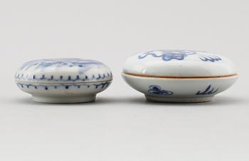 LOCKASKAR, 2 st, porslin, Kina, sannolikt 1800-tal.