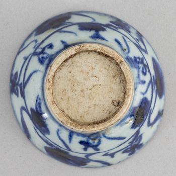 A group of Chinese porcelain, Qing dynasty, Kangxi (1662-1722), Qianlong (1736-95), and 19th century,