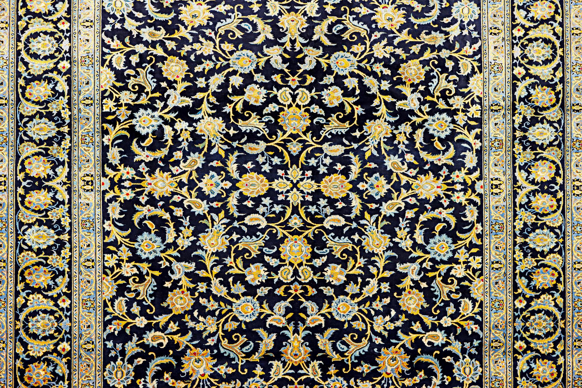 A Kashan carpet, a. 385 x 287 cm.