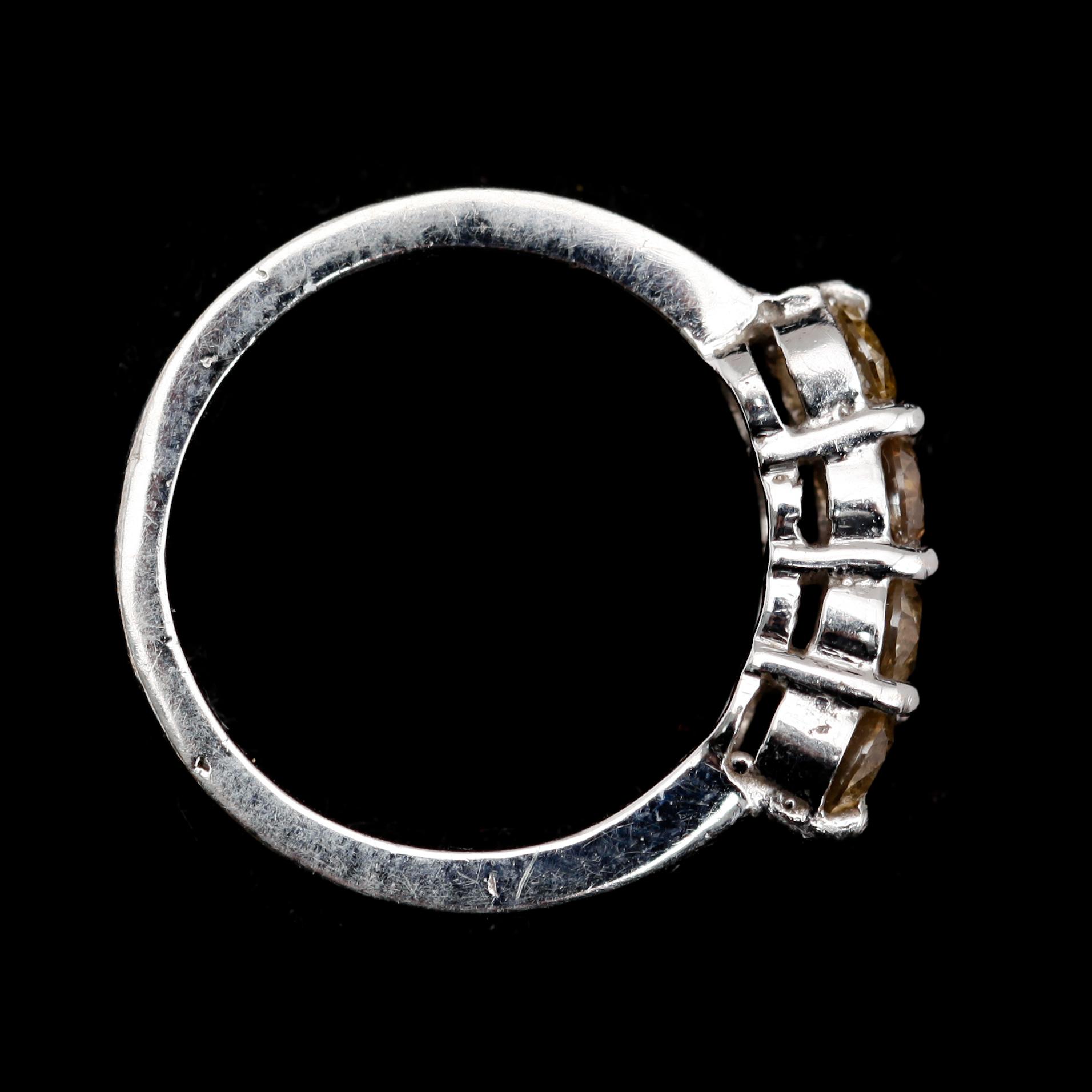 RING, 8 k vitguld, 4 briljantslipade diamanter tot ca 0.72 ct.