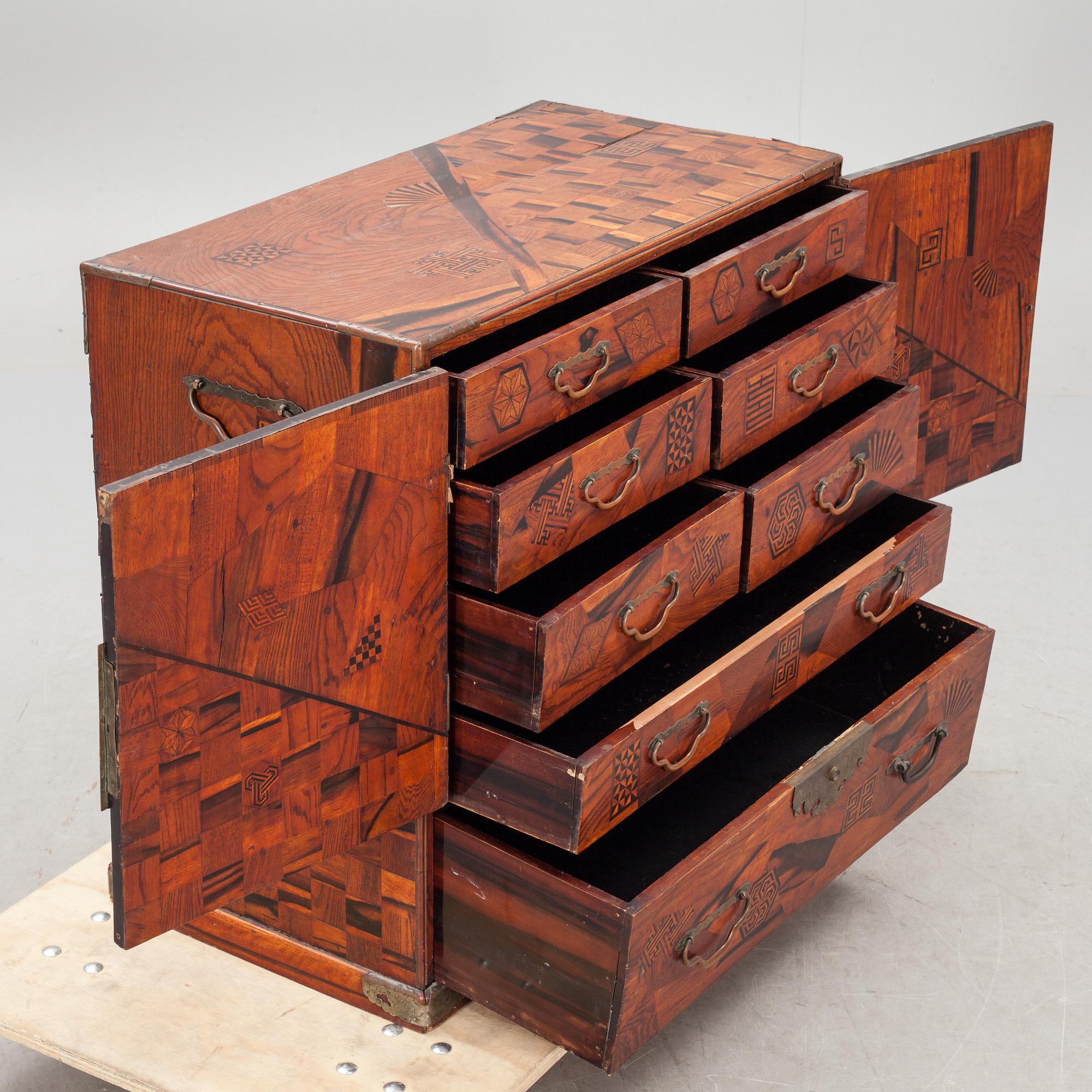 SKÅP, asiatiskt, 18/1900-tal.