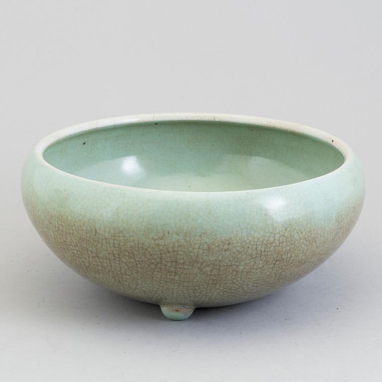 A Chinese ge glazed ceramic incense burner, early 20th century.