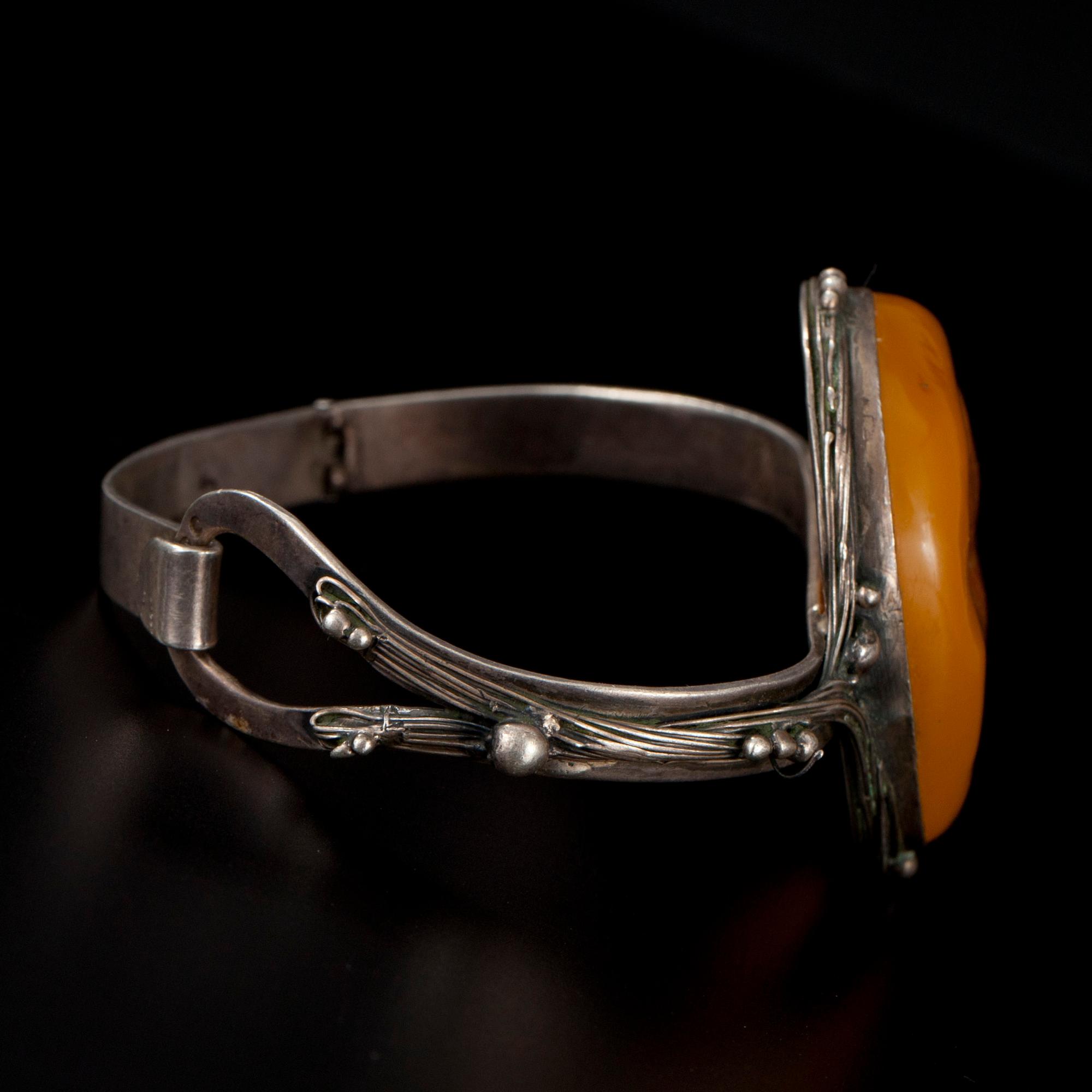 ARMBAND, silver, bärnsten. Jugendstil. Polen 1960-tal. Vikt 34 g.