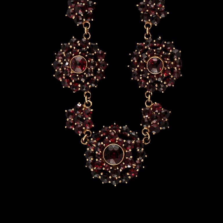 COLLIER, förgyllt silver med fasettslipade granater, 1900-tal.
