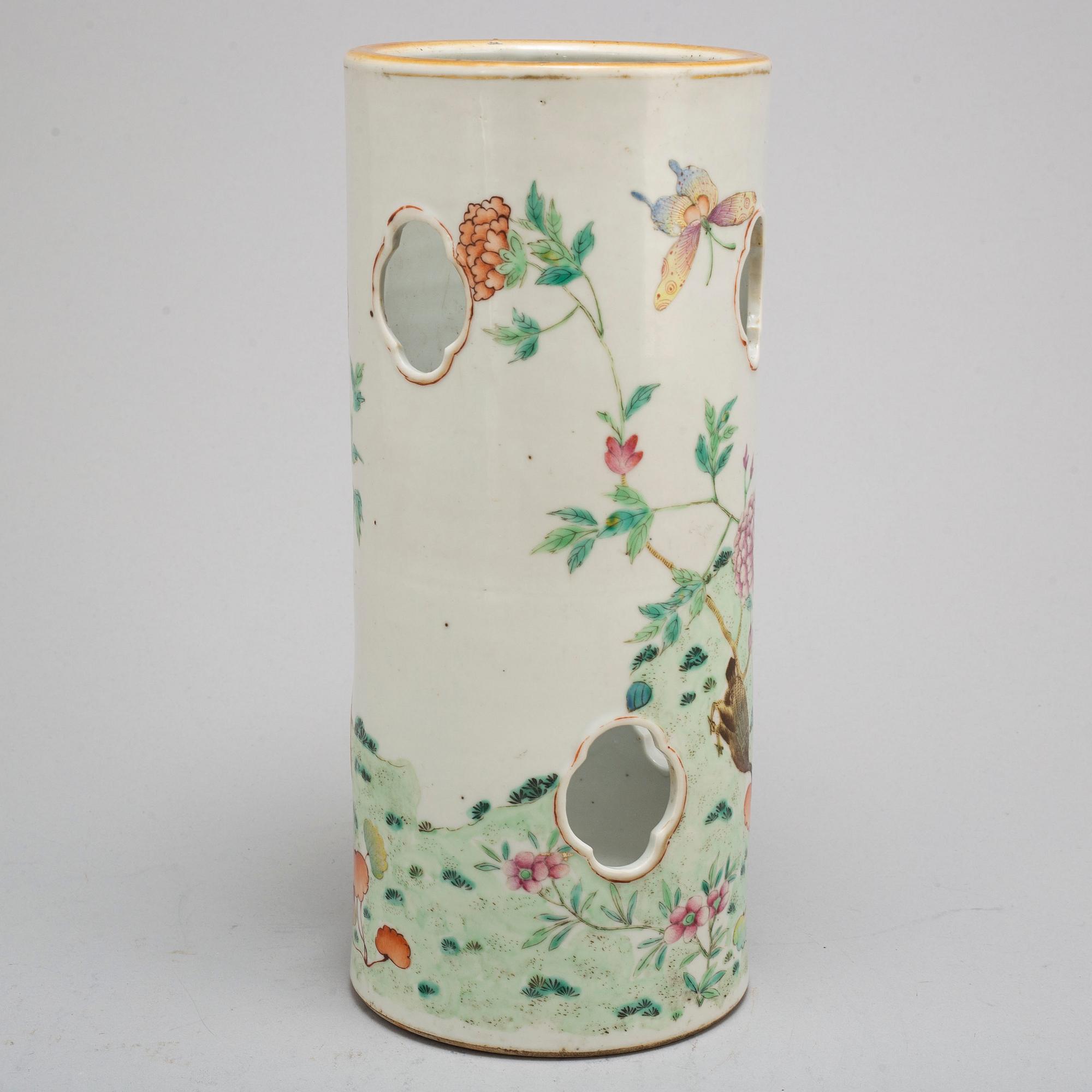 A famille rose lantern/hatstand, Qing dynasty, circa 1900.