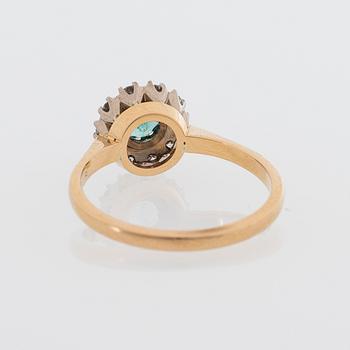 A RING, facetted emerald, brilliant cut diamonds, 18K gold. Kupittaan Kulta, Turku 1989.