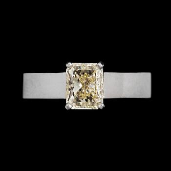 1006. A yellow radiant cut diamond 1.60 ct, ring.
