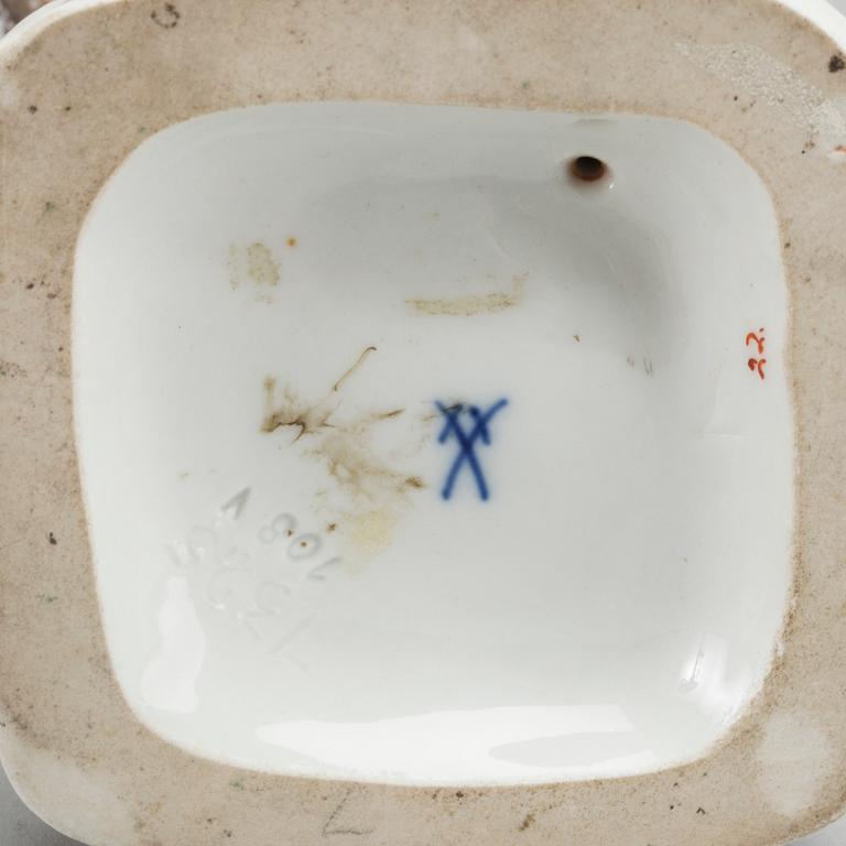 A set of two porcelain Meissen figurines.