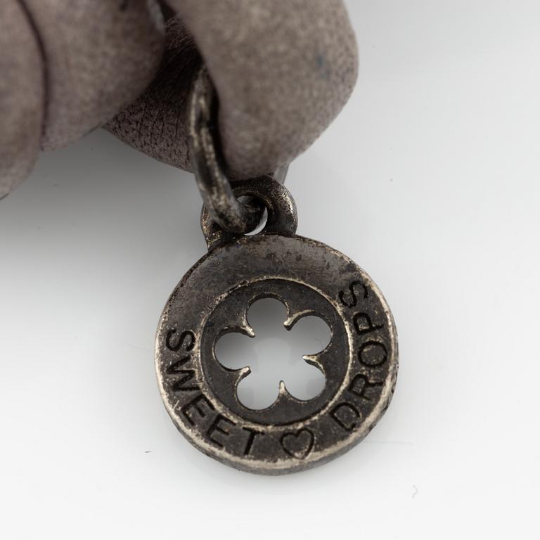 Ole Lyynggard, Charlotte Lynggaard, armband, lädderrem med berlocker, "sweet drops",.