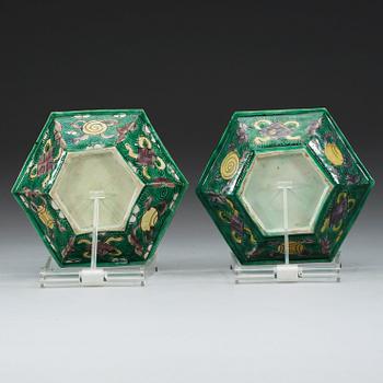 A pair of famille verte dishes, Qing dynasty, Kangxi (1662-1722).