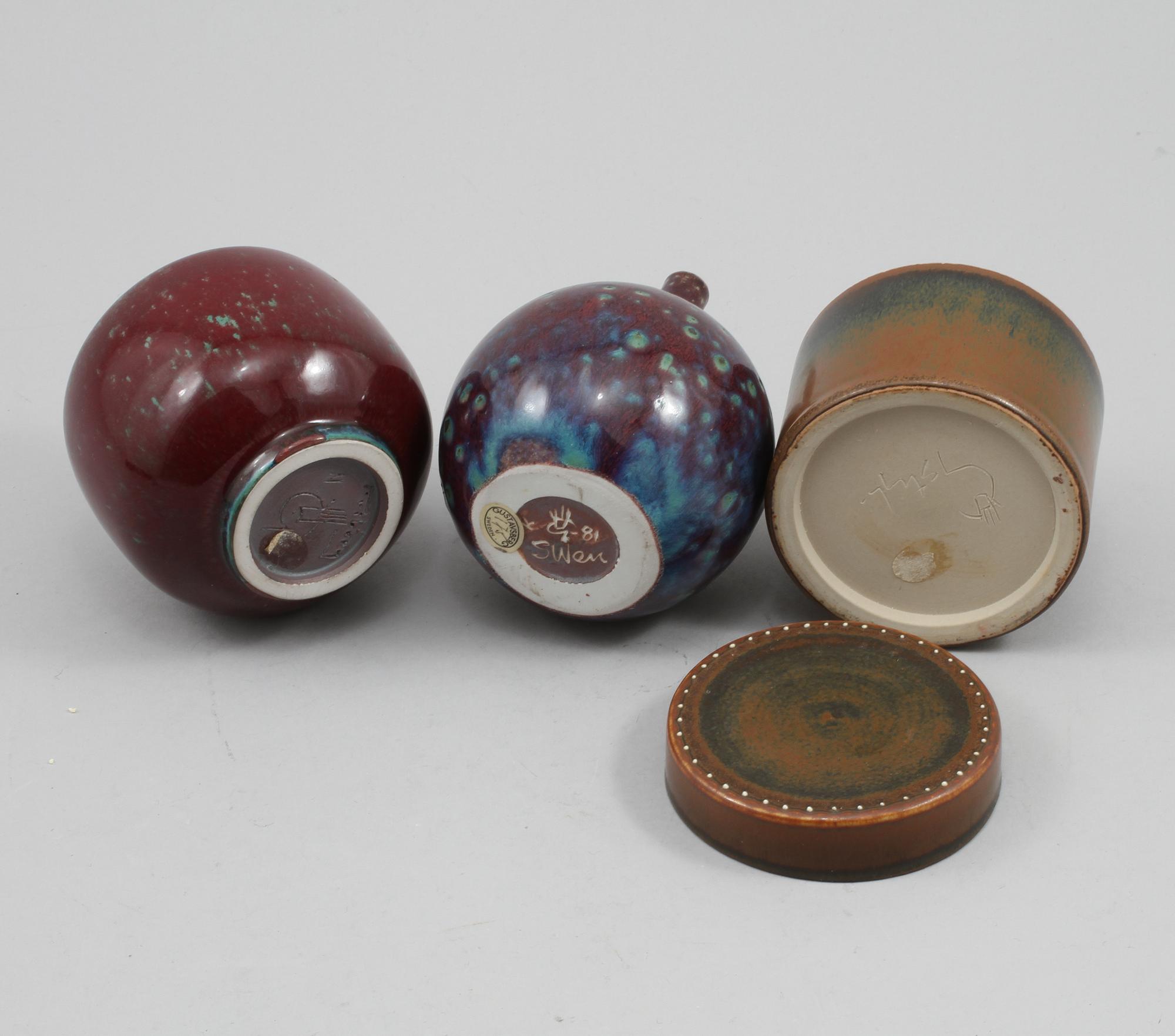 VASER, 2 st, samt LOCKASK, stengods, bl a Stig Lindberg, Gustavsbergs studio, 1900-talets andra hälft.