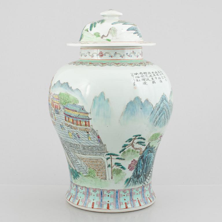 A Chinese family rose porcelain urn with cover, 20th century.