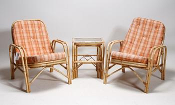 KORGSTOLAR, ett par samt SATSBORD, 3 delar. 1940-tal.