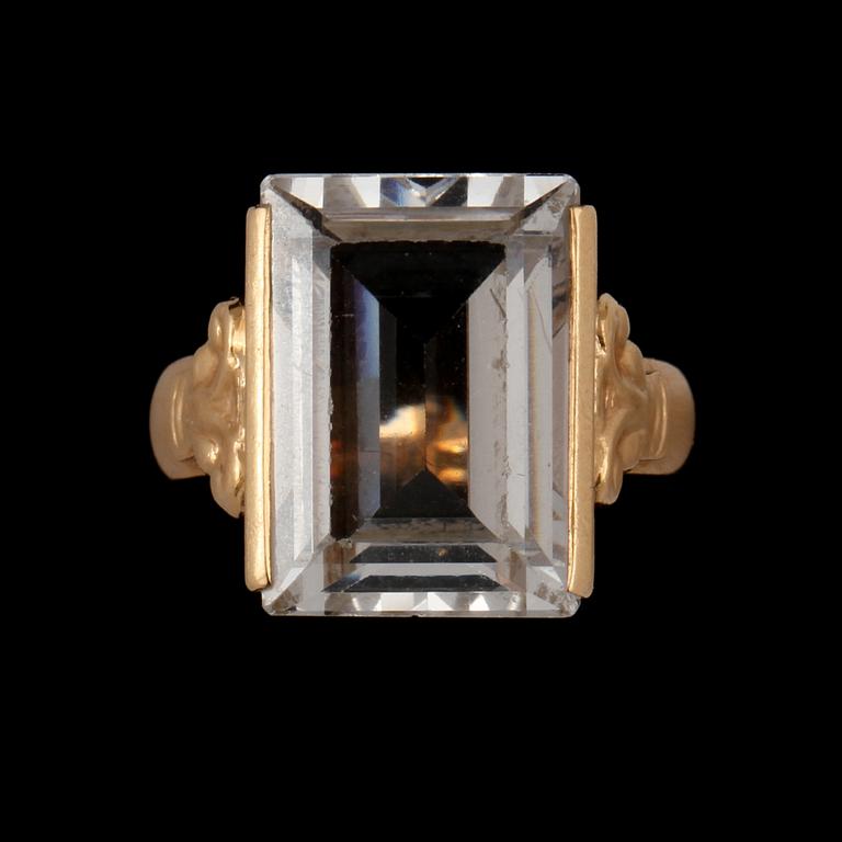 RING, 18k guld med fasettslipad bergskristall, Heribert Engelbert, Stockholm. Vikt 6 g.