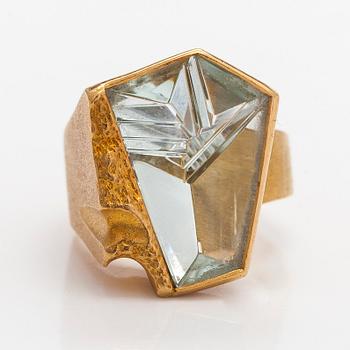 Björn Weckström, sormus, "Nereia", viistehiottu akvamariini, 18K kultaa.