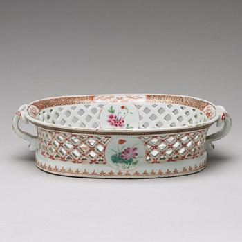 A large famille rose chesnut basket, Qing dynasty, Qianlong (1736-95).