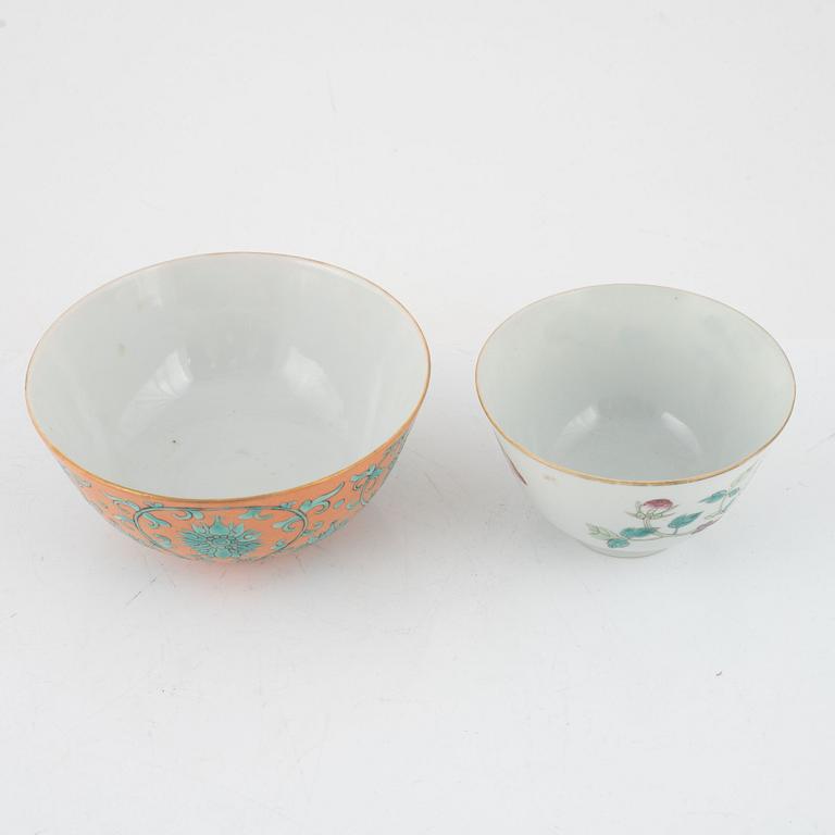 A Chinese famille rose bowl and cup, late Qing dynasty/around 1900.