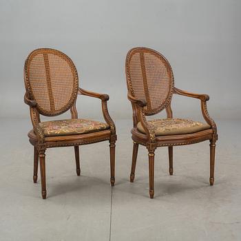 KARMSTOLAR, ett par, Louis XVI-stil.