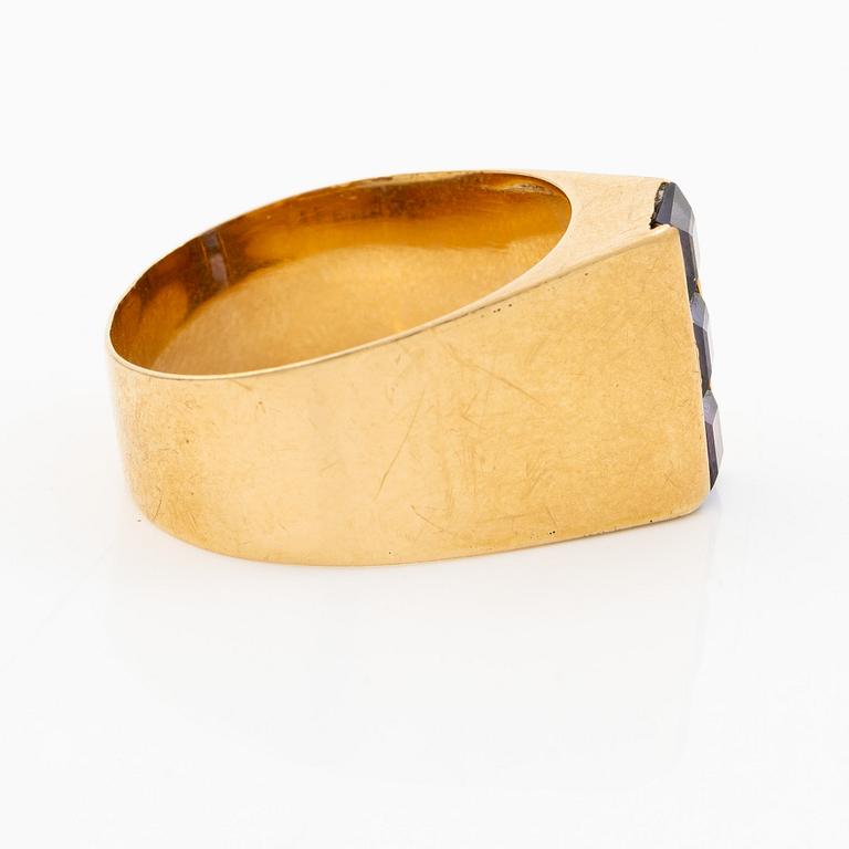 Ring 18K gold with purple stones.