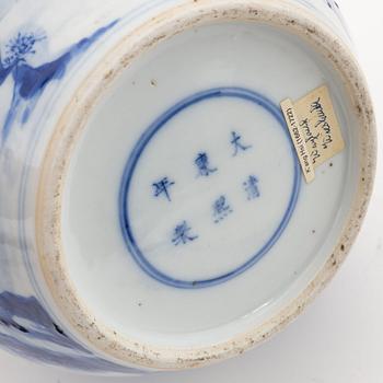 A blue and white jar with cover, Qing dynasty, Kangxistyle, 19th century.