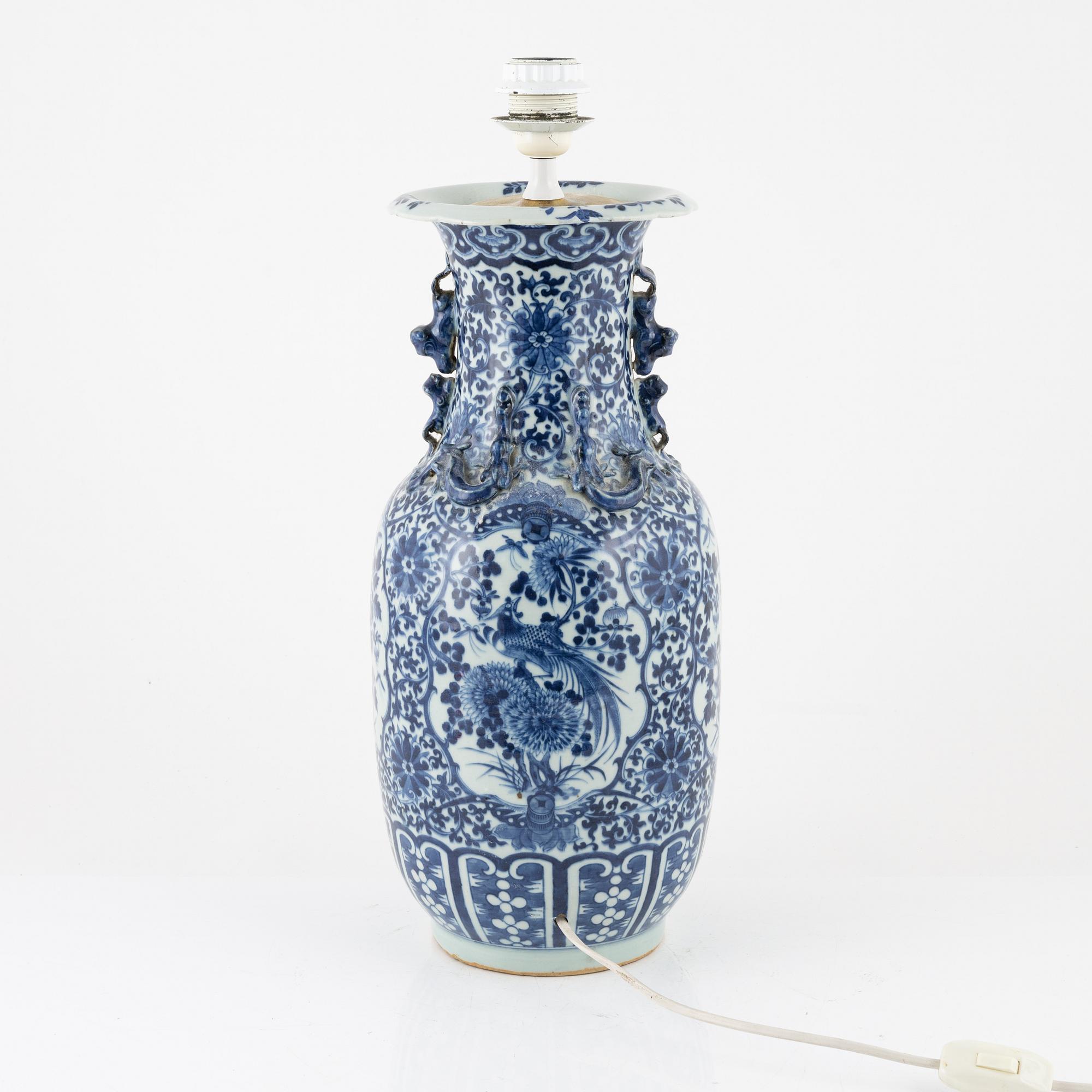 A blue and white porcelain vase/table lamp, China, around 1900.