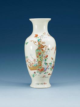 1489. A famille rose vase, first half of the 20th Century.
