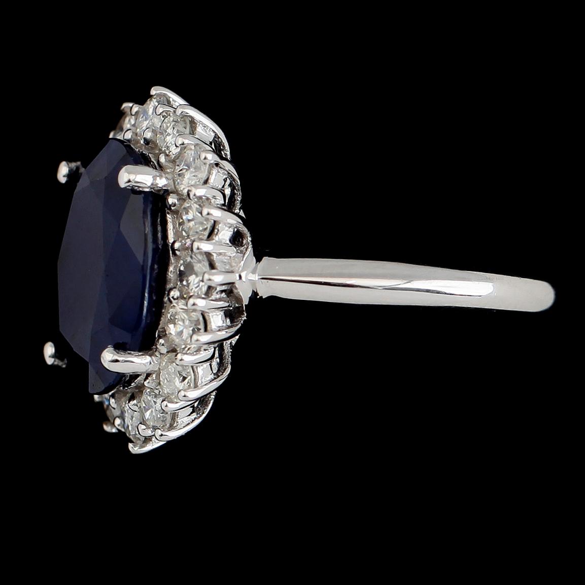RING, 10K guld, safir ca 6.00 ct, 16 briljantslipade diamanter tot ca 1.07 ct.
