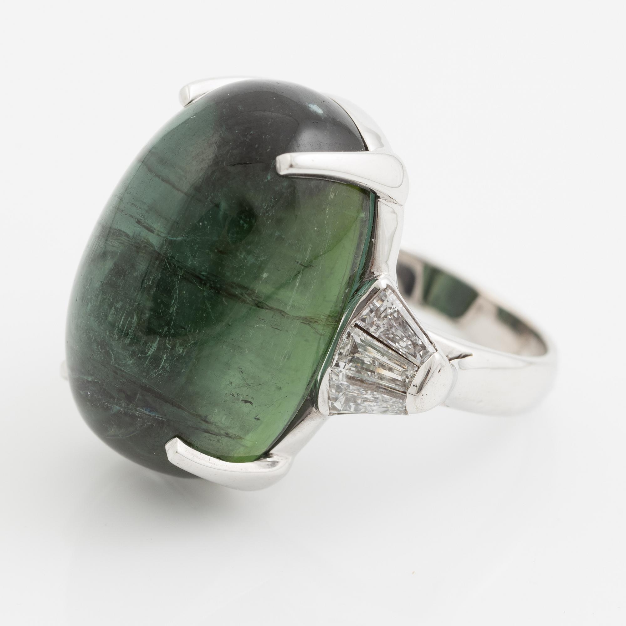 Ring, cocktail ring, 18K white gold with a large cabochon-cut green tourmaline and trapeze-cut diamonds.