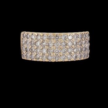 RING, 14K guld med 52 briljantslipade diamanter, ca 1.00 ct, utländska stämplar. Vikt 6,3 g.