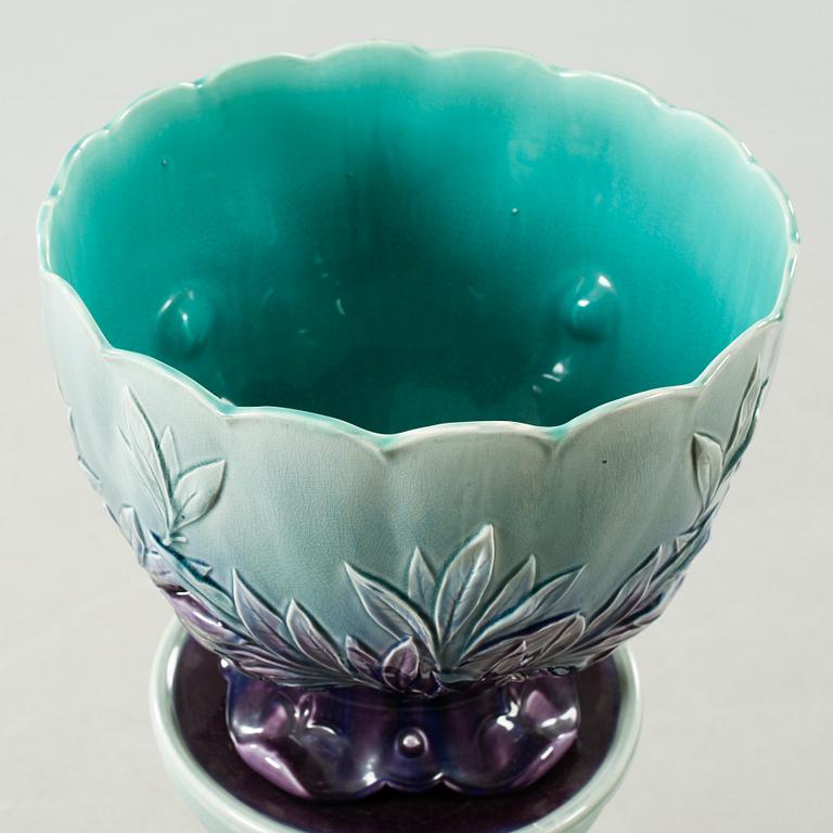 A majolica ware pedestal and a flower pot from Rörstrand, around the year 1900.