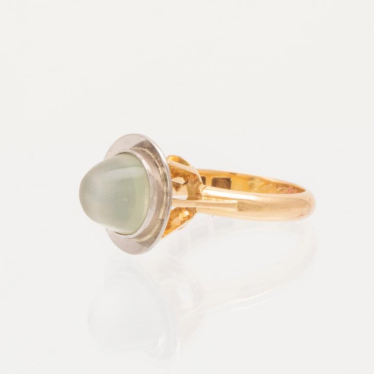 An 18K white and red gold ring set with a cabochon cut moonstone by Gustav Ljung Lund 1960.
