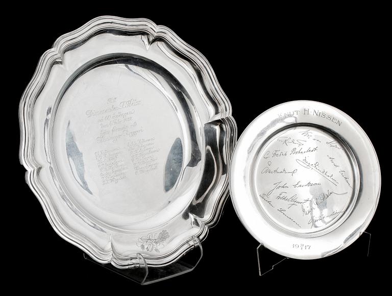 FAT SAMT TALLRIK, silver, svenska importstäpel resp CG Hallberg, 1910-20-tal. Totalvikt ca 1170 gram.