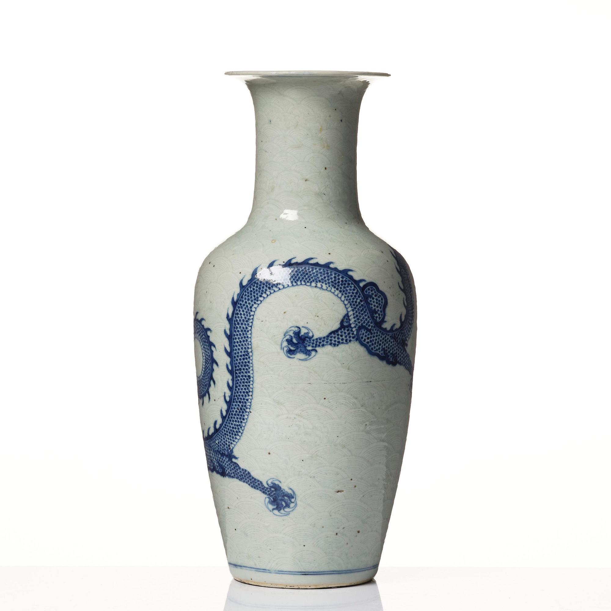 A large Chinese blue and white 'five clawed dragon vase' vase, late Qing dynasty, 19th century.