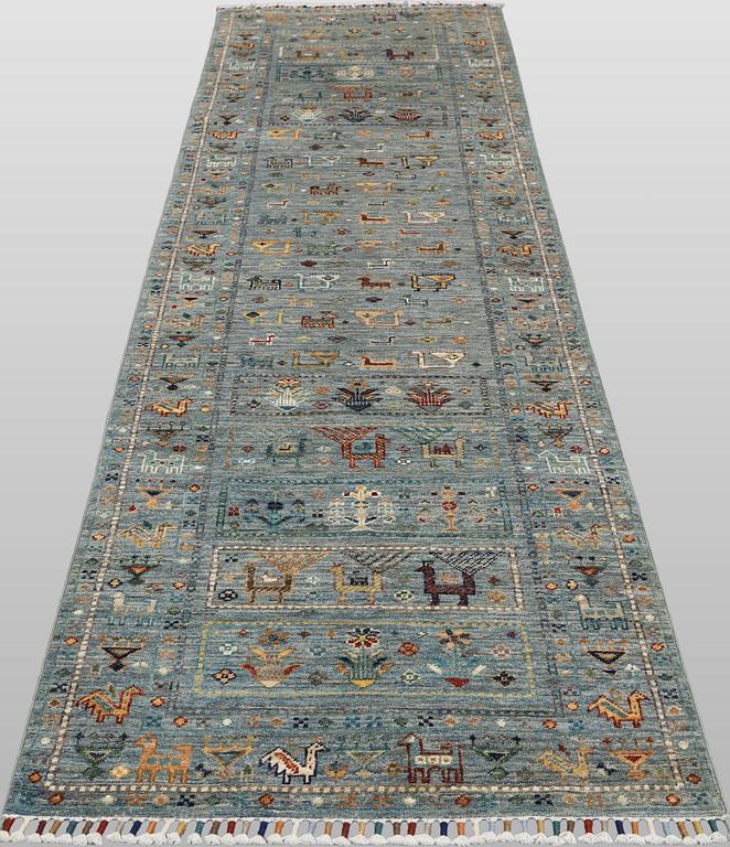 A Zigler Design runner carpet, 295 x 80 cm.