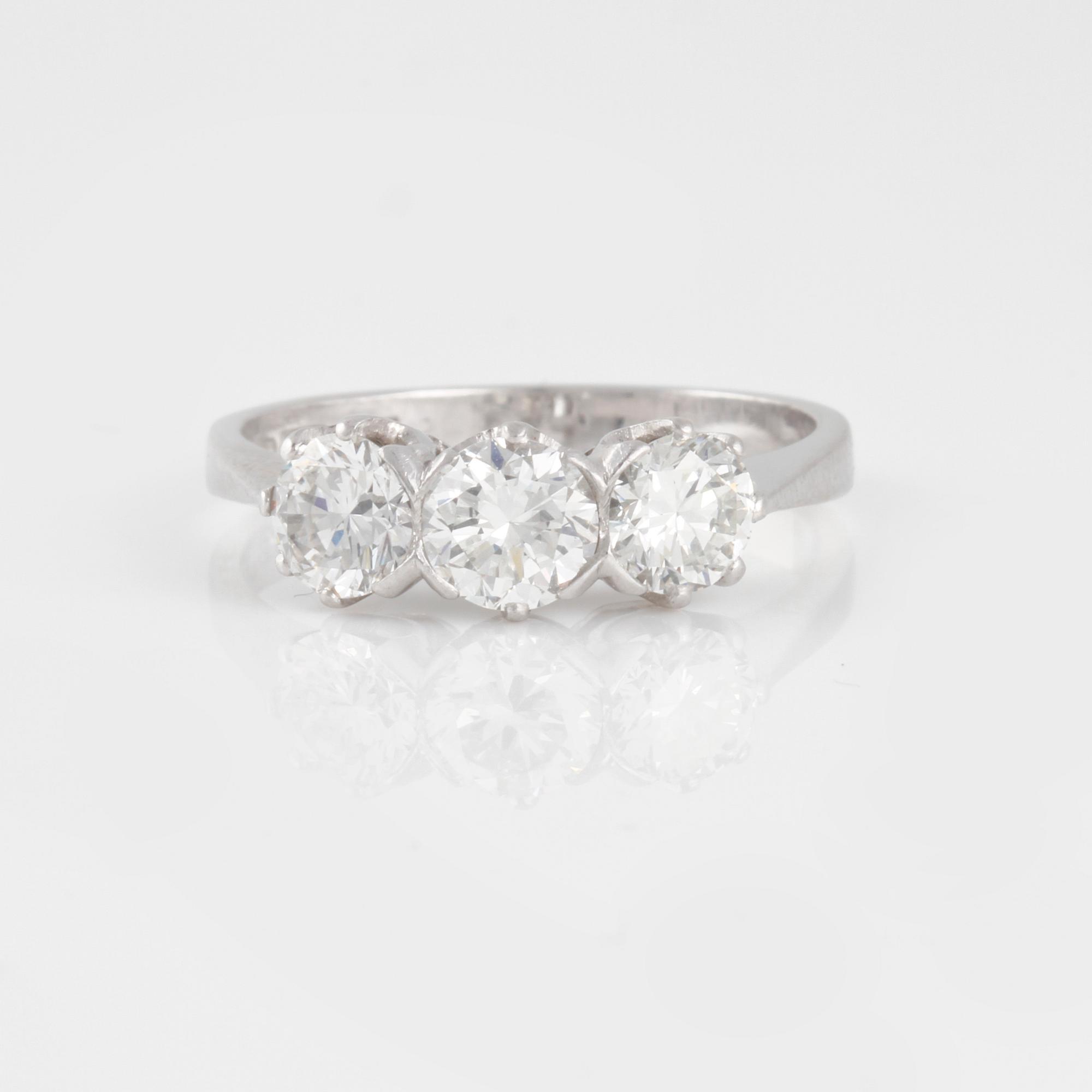 RING, med tre äldre briljantslipade diamanter.