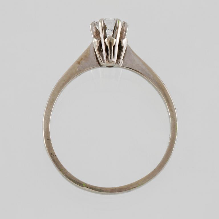 RING, 18K med en briljantslipad diamant 0.36 ct. Vikt 2,8 gram.