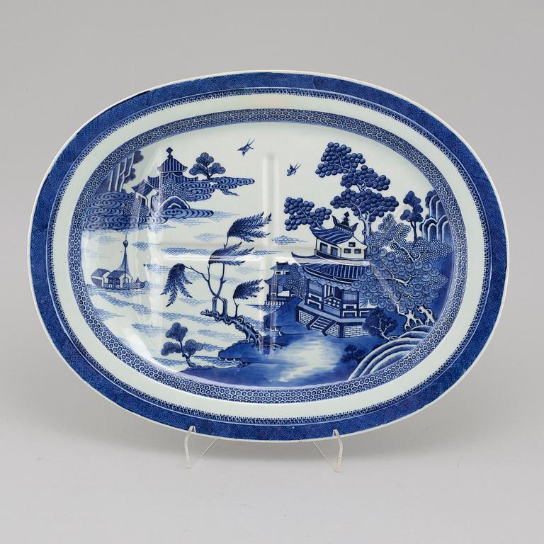 A platter in China porcelain from Chia Ching, around year 1800.