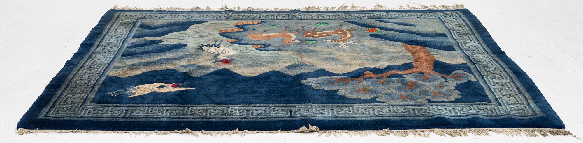 A Chinese rug, semi-antique /old, 191 x 157 cm.