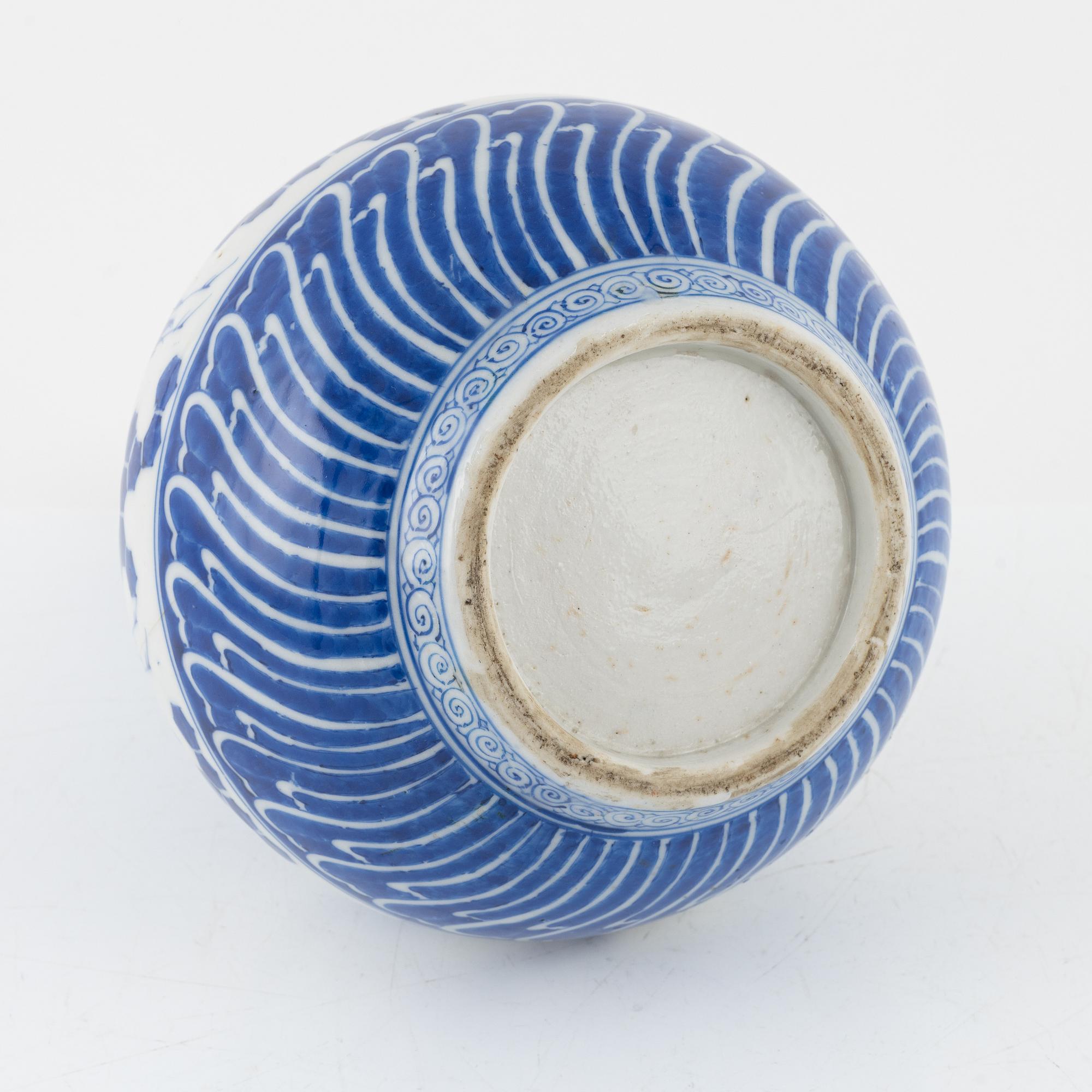 A blue and white Japanese vase, Meiji period (1868-1912).