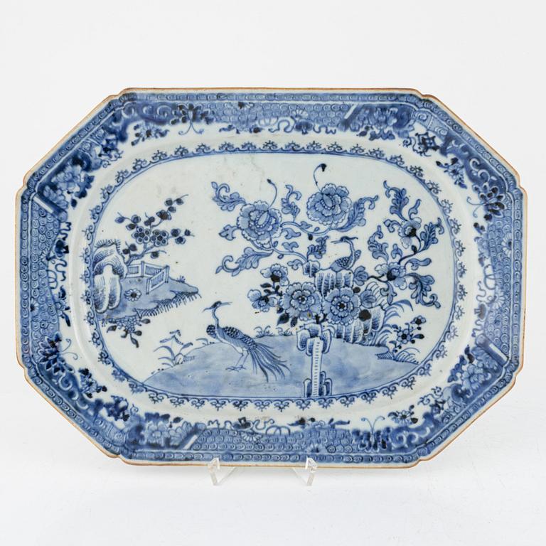 A Chinese blue and white export porcelain serving dish and two plates, Qing dynasty, Qianlong (1736-95).