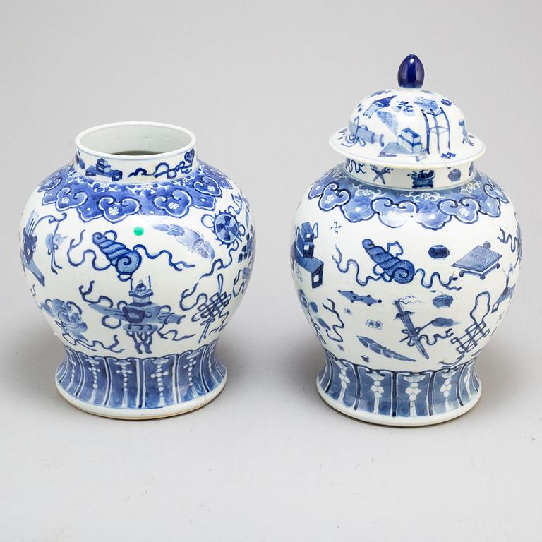 A pair of blue and white vases, Qing dynasty, Guangxu (1875-1908).