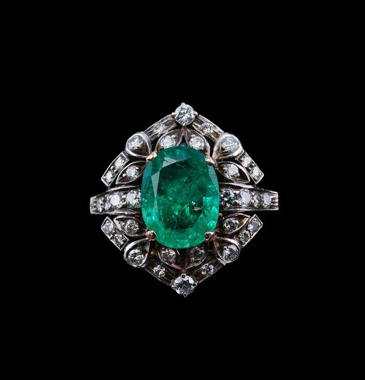 RING, smaragd ca 3.3 ct, briljantslipade diamanter ca 1.3 ct. 18K guld. Vikt 6,7 g.
