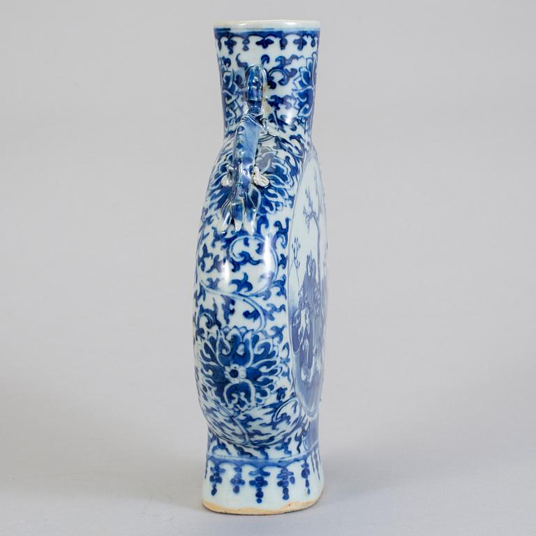 PILGRIMSFLASKA, porslin. Qianlong (1736-1795), Kina.
