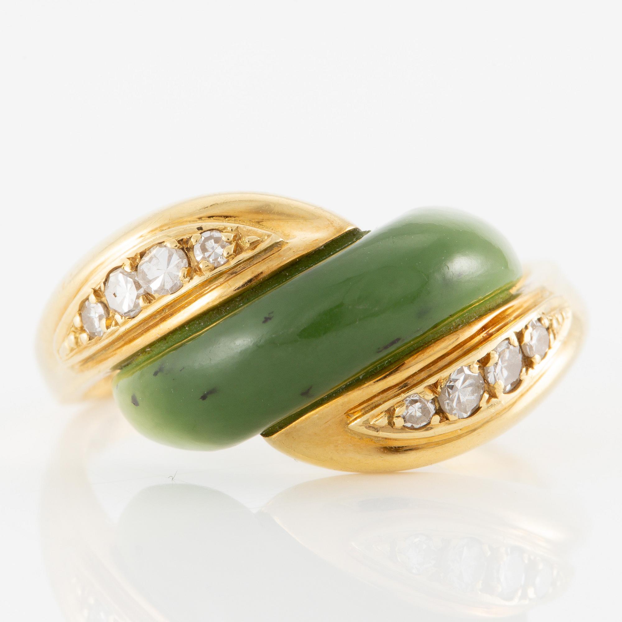 Ring, 18K gold with nephrite and octagon-cut diamonds, Grosse, Germany.