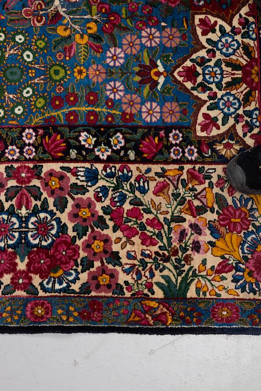 A carpet, semi-antique Kerman, ca 453 x 340 cm.