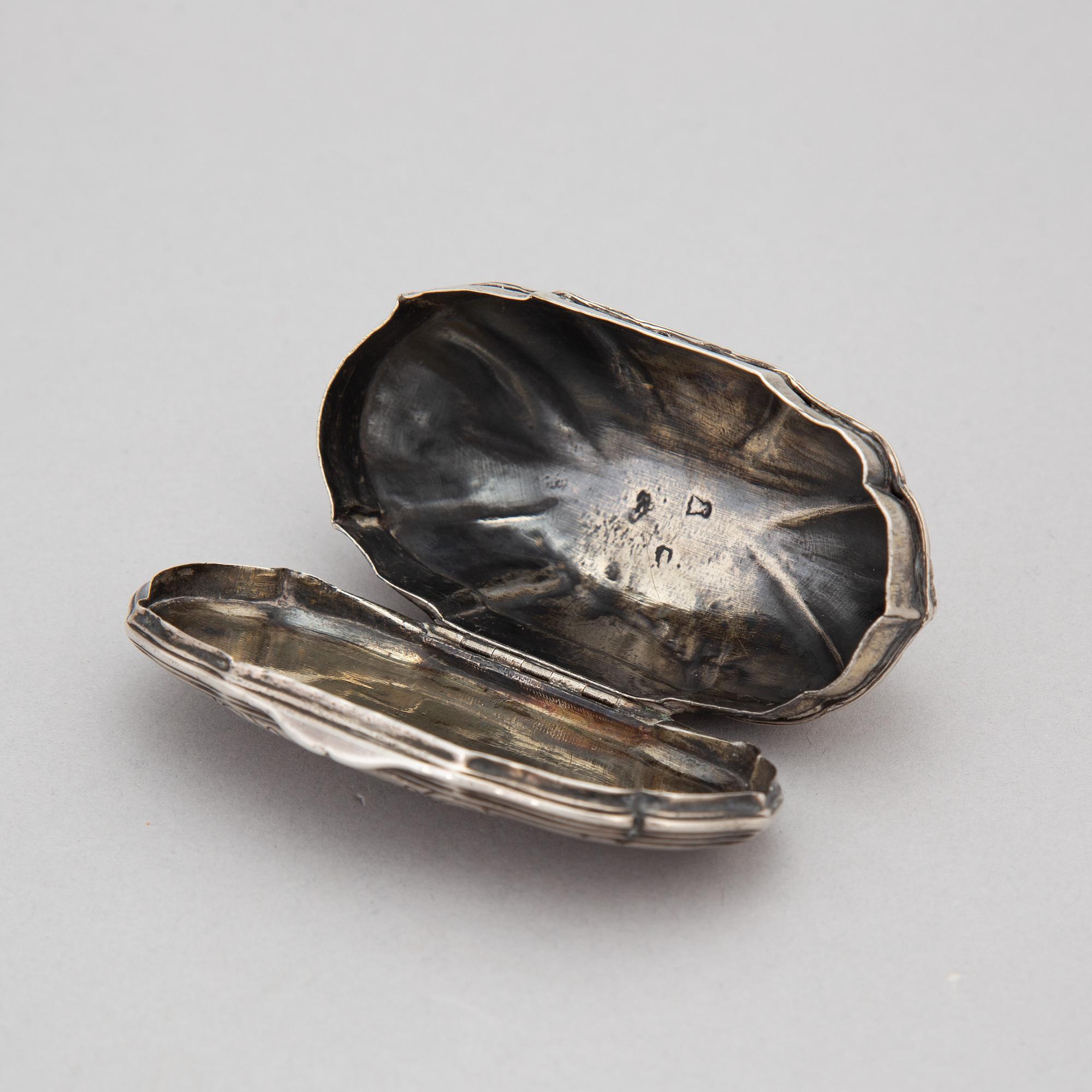 Dosa, silver, otydliga sannolikt franska stämplar 1700-tal.