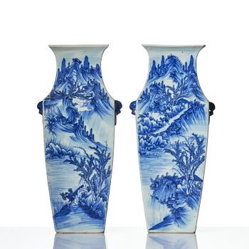 Vaser, ett par, porslin. Sen Qingdynasti/omkring 1900.